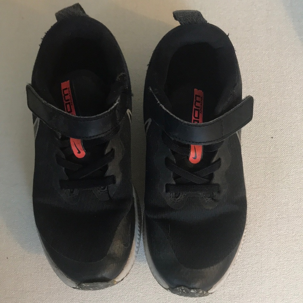 Black Nike 1Y sneakers